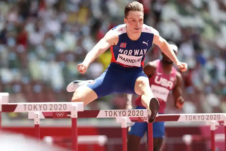 他是世界400米栏的王者他说自己的纪录比博尔特厉害