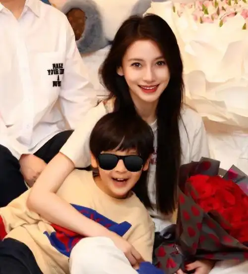 杨颖晒全家福庆生,7岁小海绵正脸照首曝光,像极黄晓明