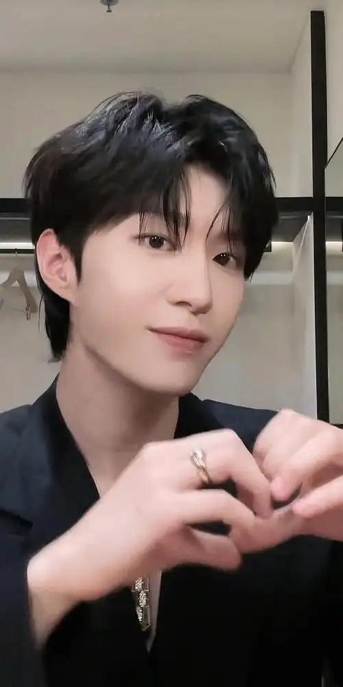 范丞丞甜妹手势舞##范丞丞黑色西装手势舞视频