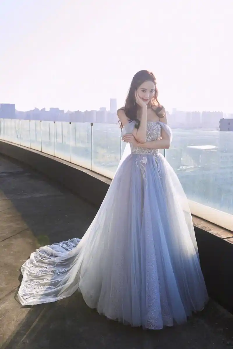 古力娜扎薄纱刺绣礼裙浪漫写真图片22