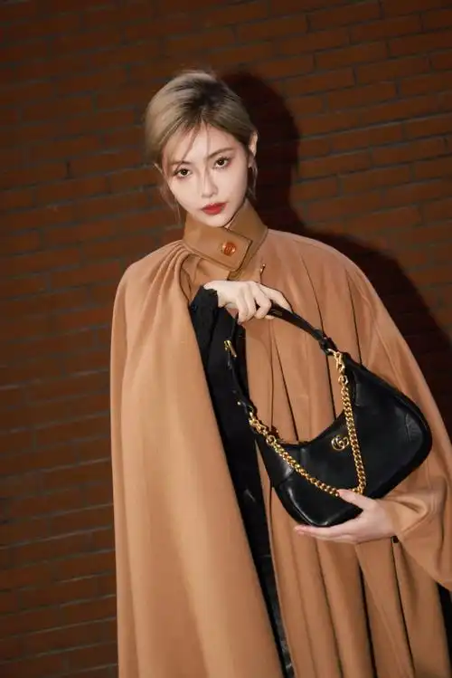 许佳琪初春棕色披风造型随拍##许佳琪棕色披风初春随拍##许佳鼢