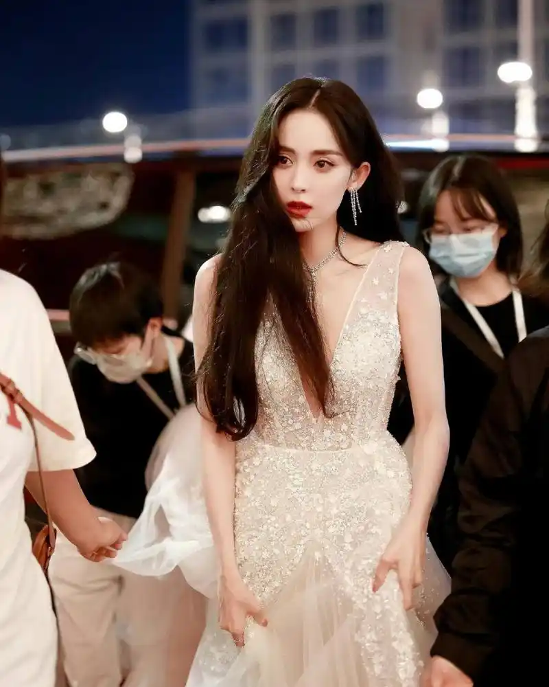 古力娜扎# 白色深v礼服,性感精致!