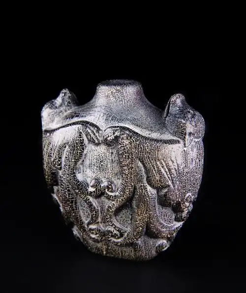 牛角雕瑞兽鼻烟壶