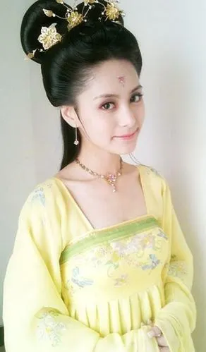 女星穿黄色古装,郑爽可爱无比,杨幂最丑,古力娜扎才最美