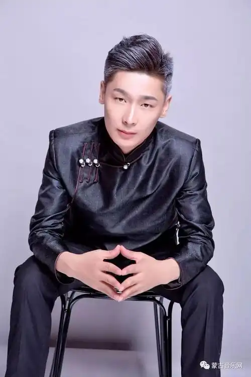 蒙古族,出生于内蒙古自治区兴安盟科尔沁右翼前旗,中国内地男歌手