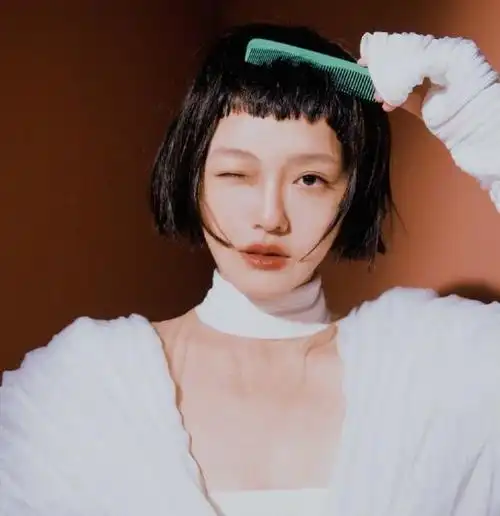 42岁大s尝试狗啃刘海短发,新发型可爱又俏皮,简直不要太减龄