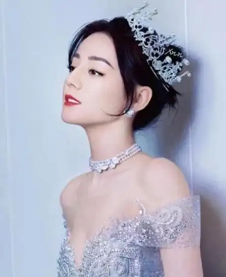 迪丽热巴明明长着"普通脸",却被粉丝吹成"天花板",安心吗