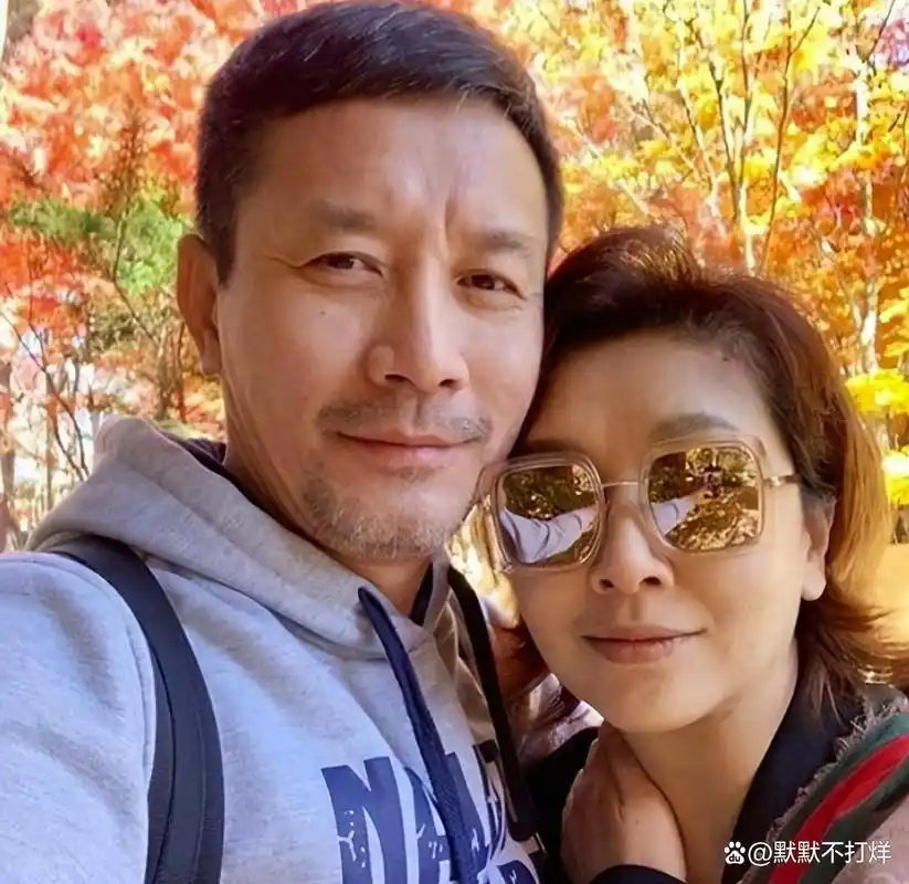 江珊现任老公令人熟悉,53岁西装胡须英气十足,男人味十足