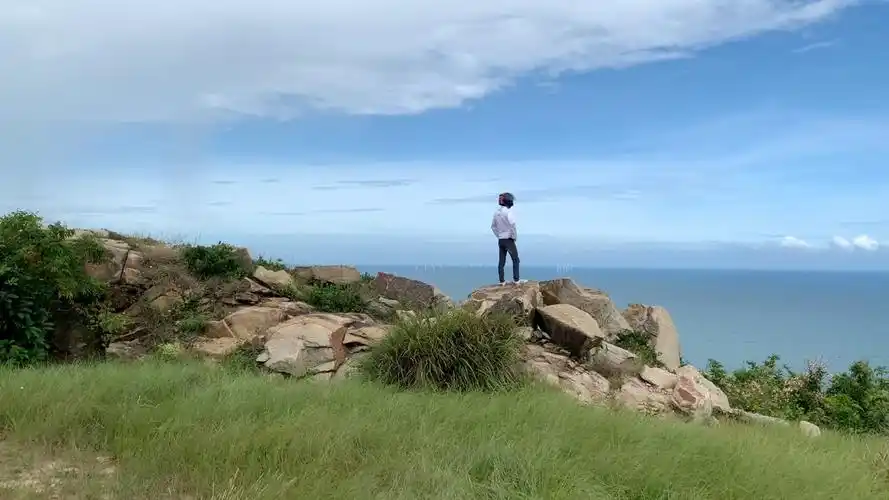 呆呆望海的男人