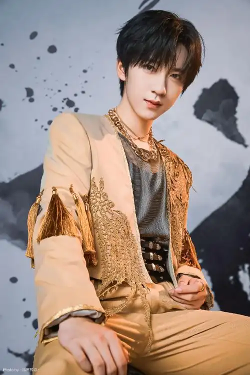 贺峻霖 十八长翎破青空