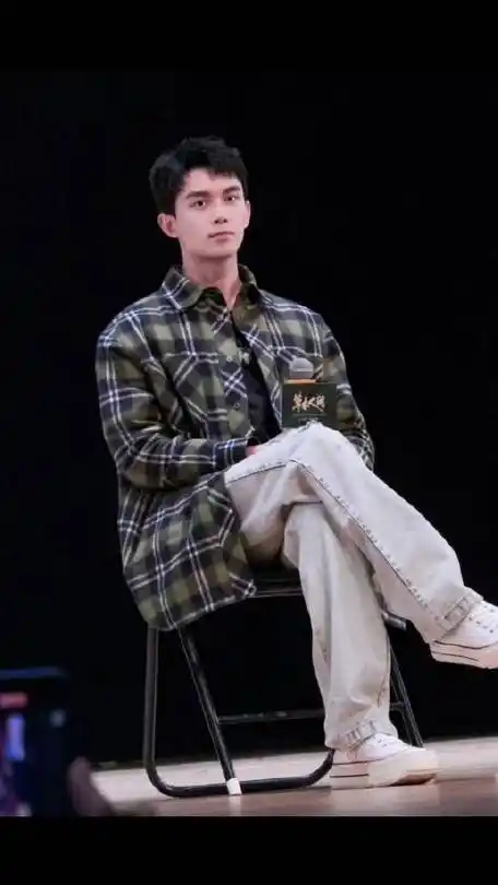 我对吴磊的印象还停留在唐不苦的时候,都长这么大了,看来我们磊