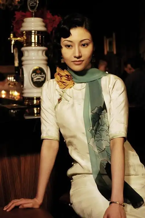 李嘉欣的这件旗袍很淡雅也很有味道