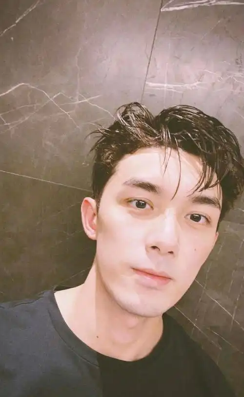 原来吴磊的松弛感来源于休息#vocal,家人们,这不就是帅气男大?