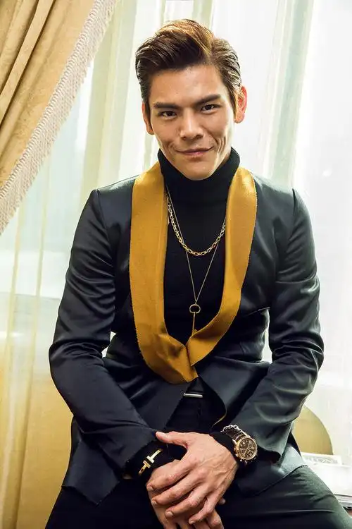 向佐帅气亮相芭莎慈善夜 为慈善贡献一己之力[4]- 中国日报网