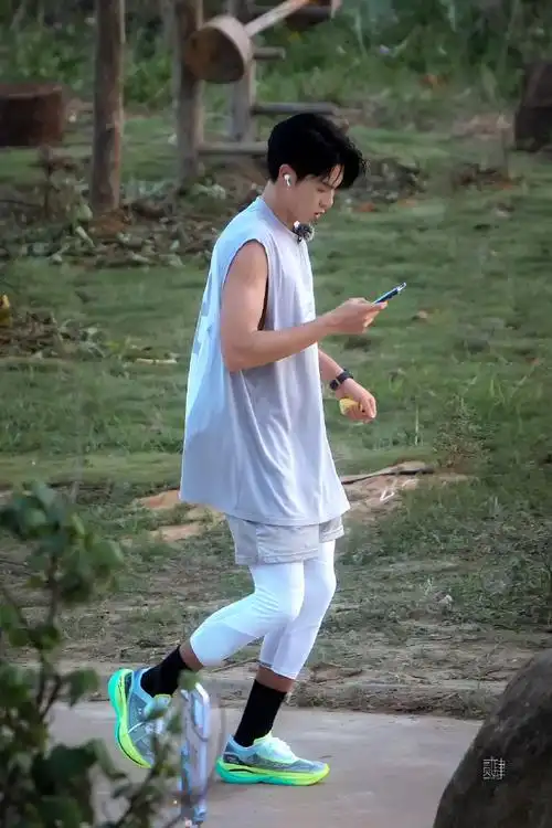 五十公里桃花坞#品牌代言人@王鹤棣_dylan新鲜路透98上脚特步160x