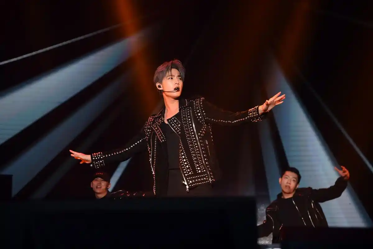 杨洋生日会广州举行 宁静:做男明星多幸福啊