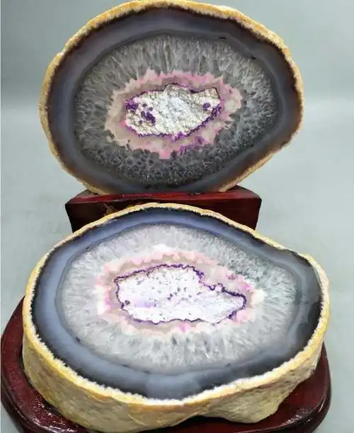 男子把玛瑙原石切开后里面还有带紫色水晶的