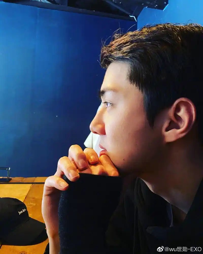 吴世勋微博上传侧脸照被上帝吻过的完美侧颜