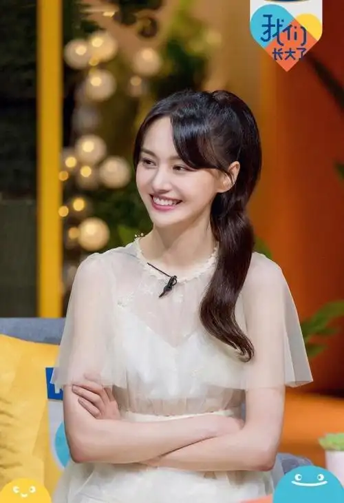 发量影响颜值?郑爽录制节目接回过肩长发,轻松美成小仙女