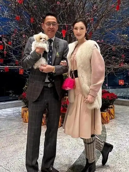 53岁李嘉欣日本赏樱花背23万名包人比花娇衣服皱巴巴脖子发黄