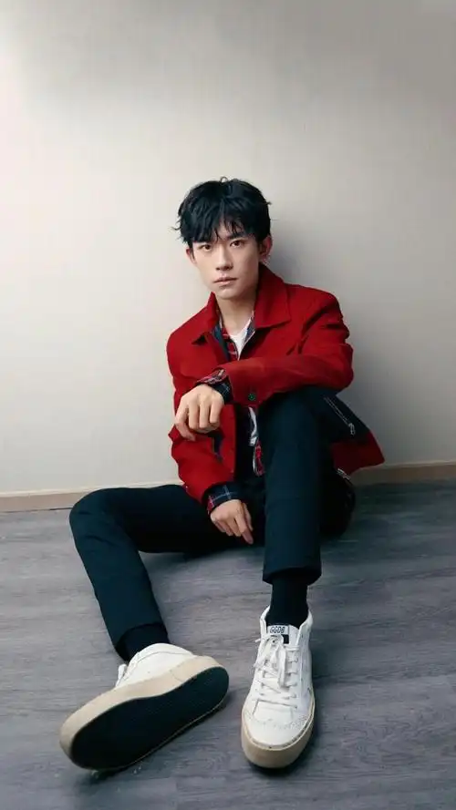 帅气小鲜肉易烊千玺休闲写真