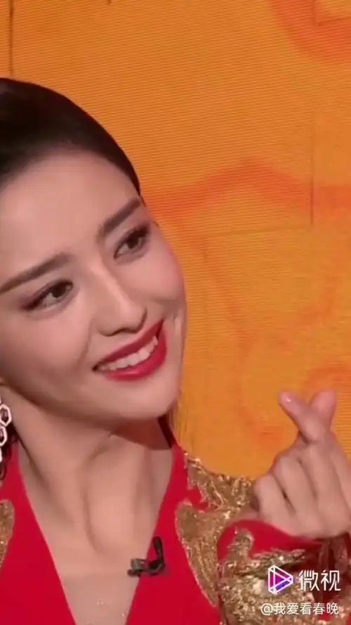 佟丽娅第一个演员登上春晚的主持人,丫丫真的太美啦!气质真的太绝了!