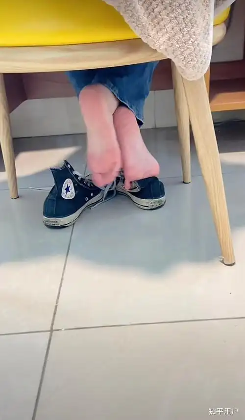 女生有上课脱鞋的经历吗?