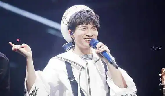 周深,中国内地男歌手,曾在乌克兰音乐学院就读,学习美声专业.