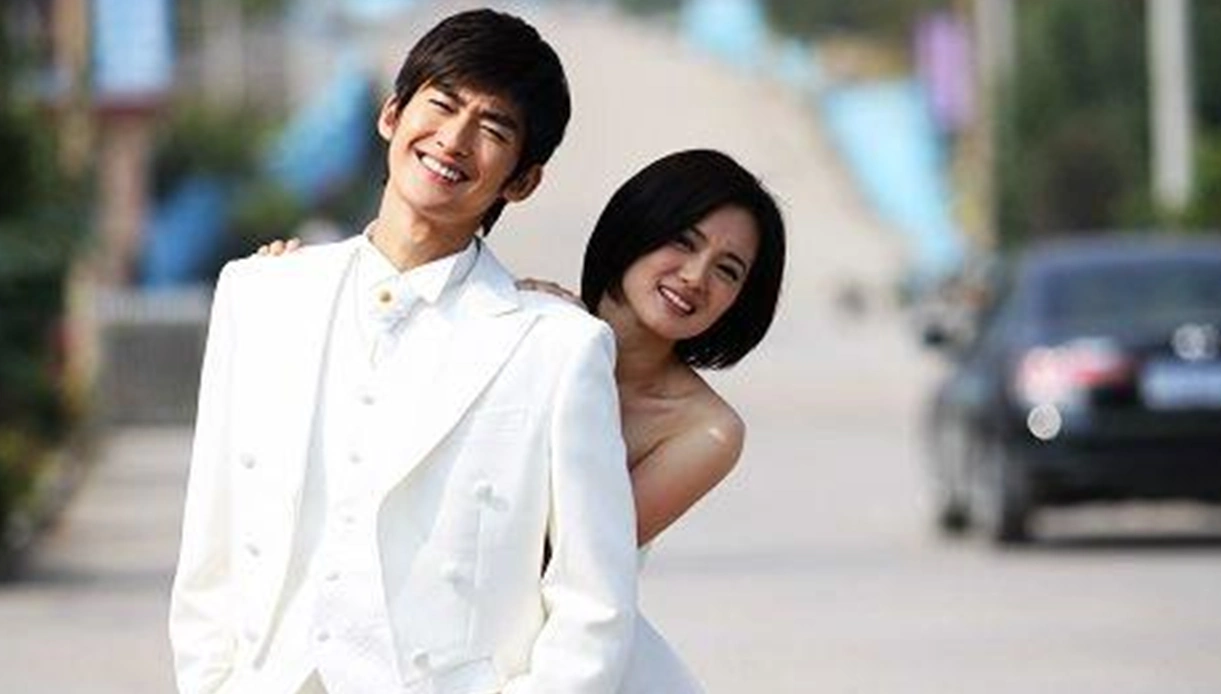 张翰和江铠同,据悉,两人曾在某电视剧里饰演情侣,当时21岁的她有可爱