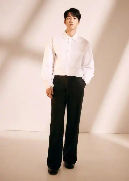 网飞公司发布的海报中,宋仲基身材白衬衫黑色呢绒宽腿裤,简简单单的穿