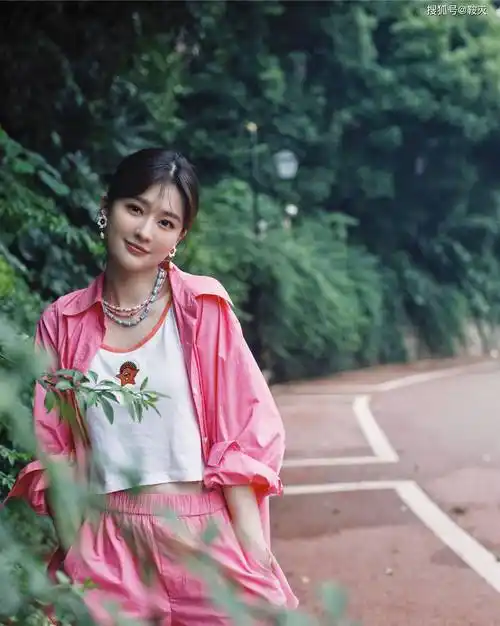 乔欣粉色外衣写真俏丽美女