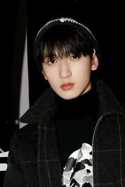 严浩翔毛线帽随拍##严浩翔黑色造型大片