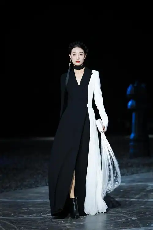 熊英盖娅传说2021aw凛艳盛装起征途