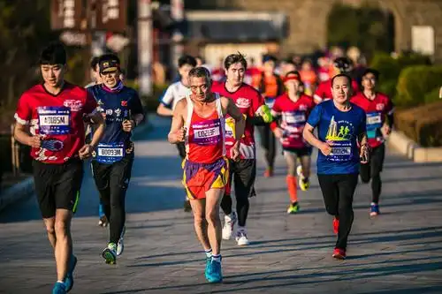 高清:2017蓬莱葡萄酒马拉松开跑 选手畅饮美酒