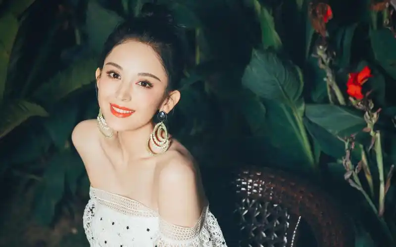 古力娜扎蕾丝裙性感高清桌面壁纸