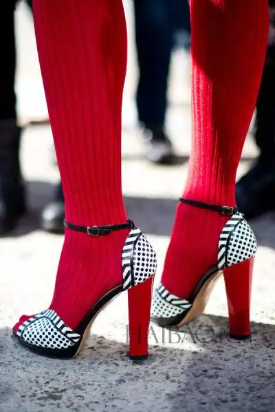 高跟鞋 针织袜子搭配细节拼接色高跟鞋 黄色针织袜皮革粗跟鞋 桃红色