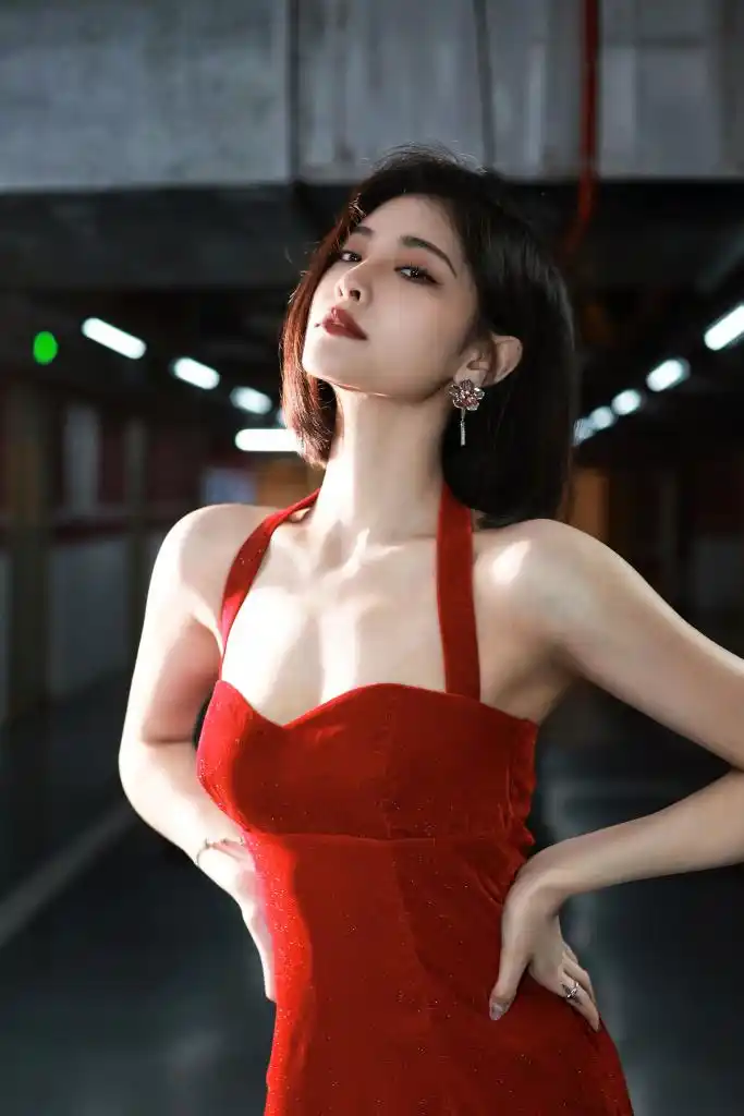 许佳琪烈焰红裙造型写真 雪肤娇嫩性感撩人