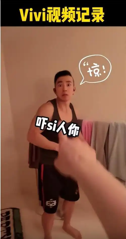 刘畊宏跪鸡蛋壳上求饶老婆拿擀面杖好霸气身材紧致双腿修长