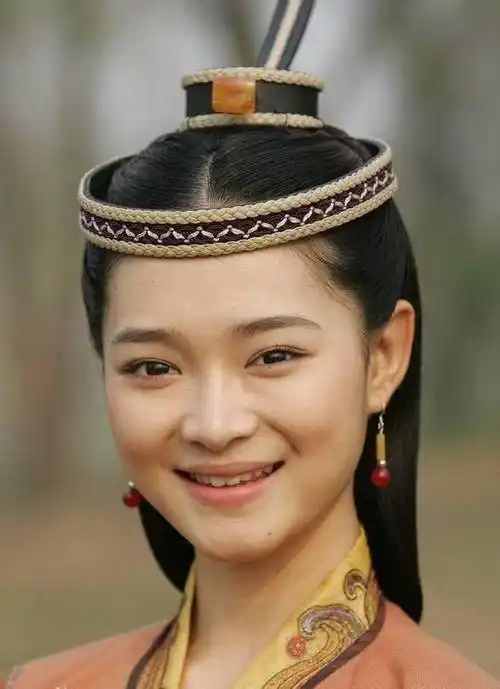 18岁被张纪中看中,携手赵丽颖成为冠军,现在她是李柄熹新剧女主_何琢