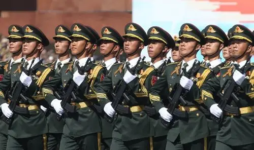 阅兵仪式上,一名中国士兵的失误,却赢得所有人的赞叹_腾讯新闻