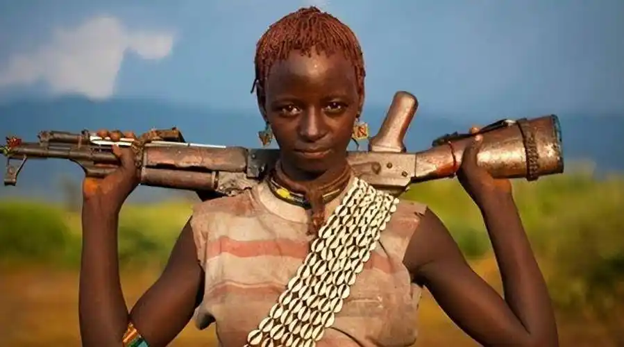 起底非洲原始部落哈马尔:女人为美终生不洗头,以被男性鞭打为荣_河谷