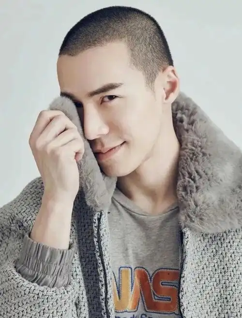 圆寸头作为一种超短的男士发型 ,几乎所有头发长度都在1cm之内 ,是