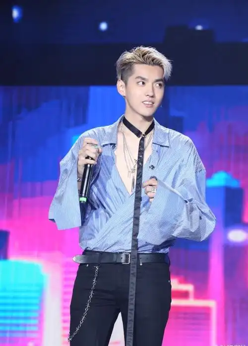 吴亦凡最难的要属层搭叠穿风格层次感的造型更加靓眼▼经典电影造型风