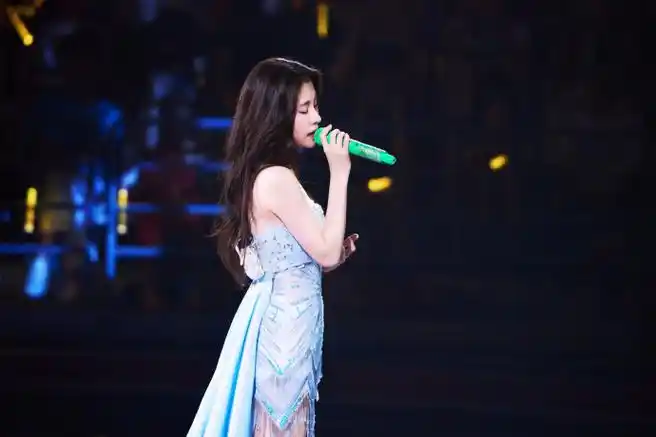 张碧晨演唱会上演舞台剧##张碧晨2024今儿个开心巡回演唱会