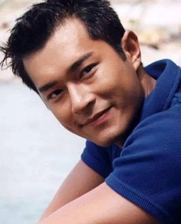 年轻时的那段错路经历他并不避讳提,他曾经接过一部电影《监狱风云之