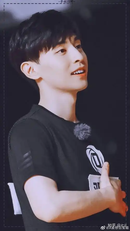 有没有邓伦笑的特别阳光特别苏的可以做壁纸的照片