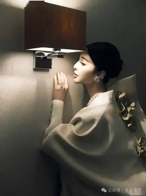 范冰冰亮相第十七届亚洲电影大奖造型又双叒叕出圈,大钻戒 澳白珍珠项