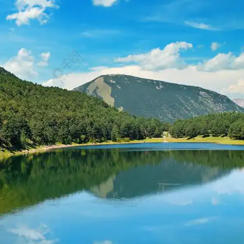 风景如画的湖山和蓝天