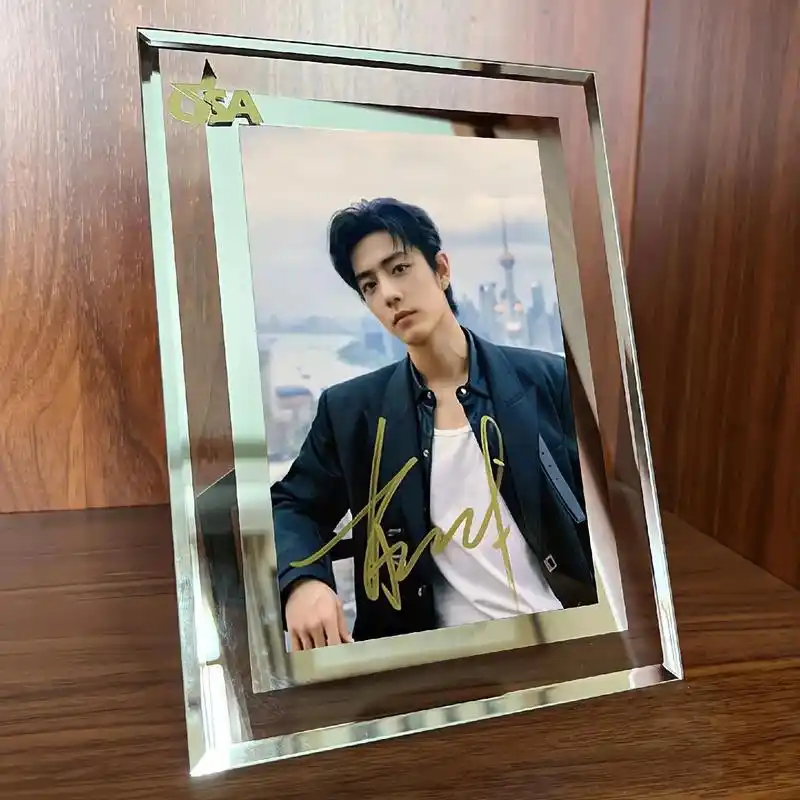 肖战亲笔签名照.