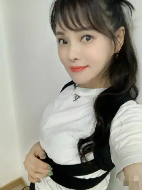 52岁伊能静晒怼脸侧颜杀颜值耐打扎半丸子头扮嫩少女感十足